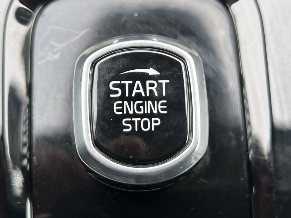 Used 2022 Volvo XC60 B5 Inscription image 33