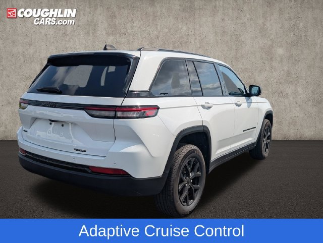 Used 2025 Jeep Grand Cherokee Altitude AWD/4WD image 8