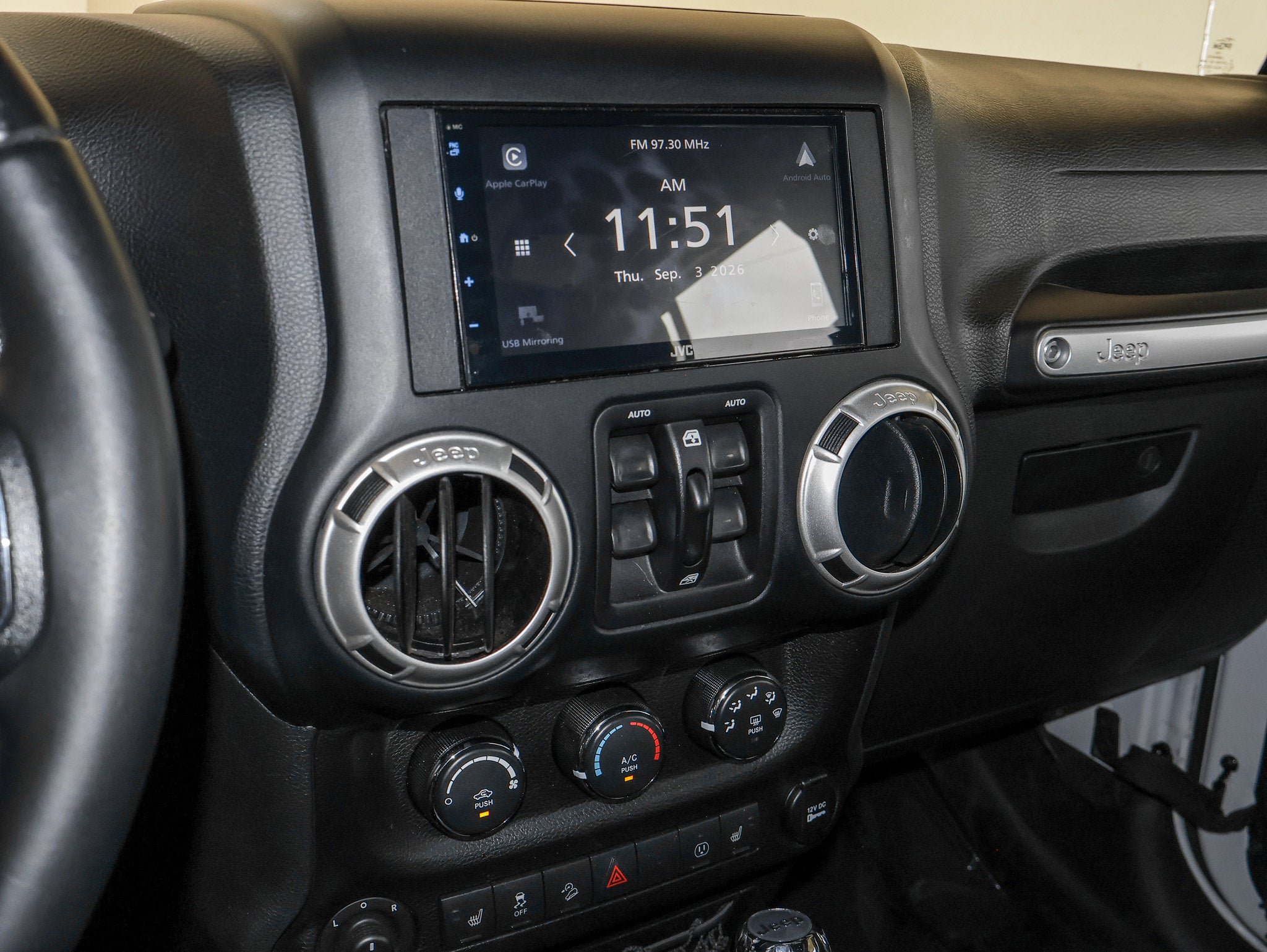 Used 2017 Jeep Wrangler Unlimited Rubicon w/ Connectivity Group AWD/4WD image 29