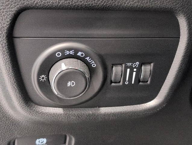 Used 2023 Jeep Grand Cherokee Limited w/ Black Appearance Package AWD/4WD image 11