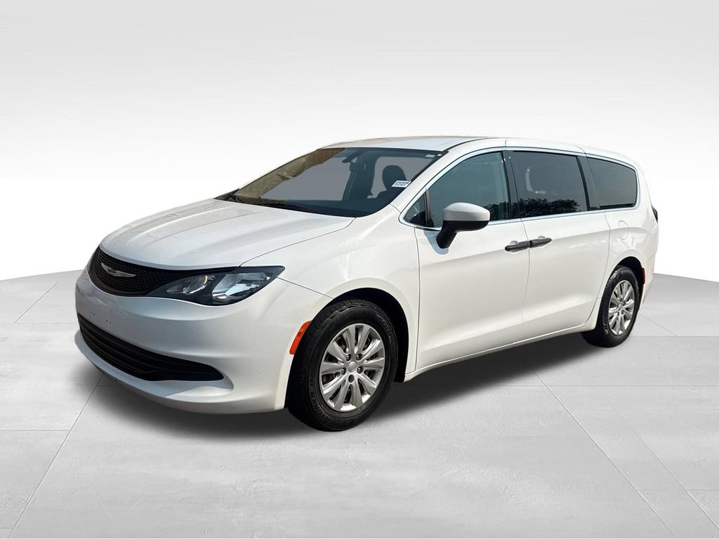 Used 2020 Chrysler Voyager L FWD image 3