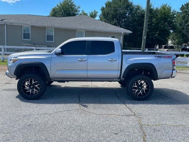 Used 2020 Toyota Tacoma TRD Off-Road AWD/4WD image 9