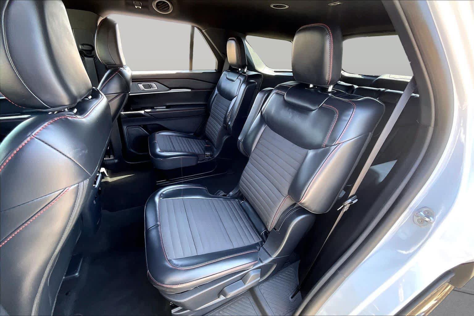 Certified 2026 Ford Explorer ST-Line w/ ST-Line Street Pack RWD image 19