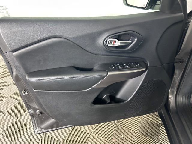 Used 2019 Jeep Cherokee Latitude Plus w/ Comfort/Convenience Group AWD/4WD image 8