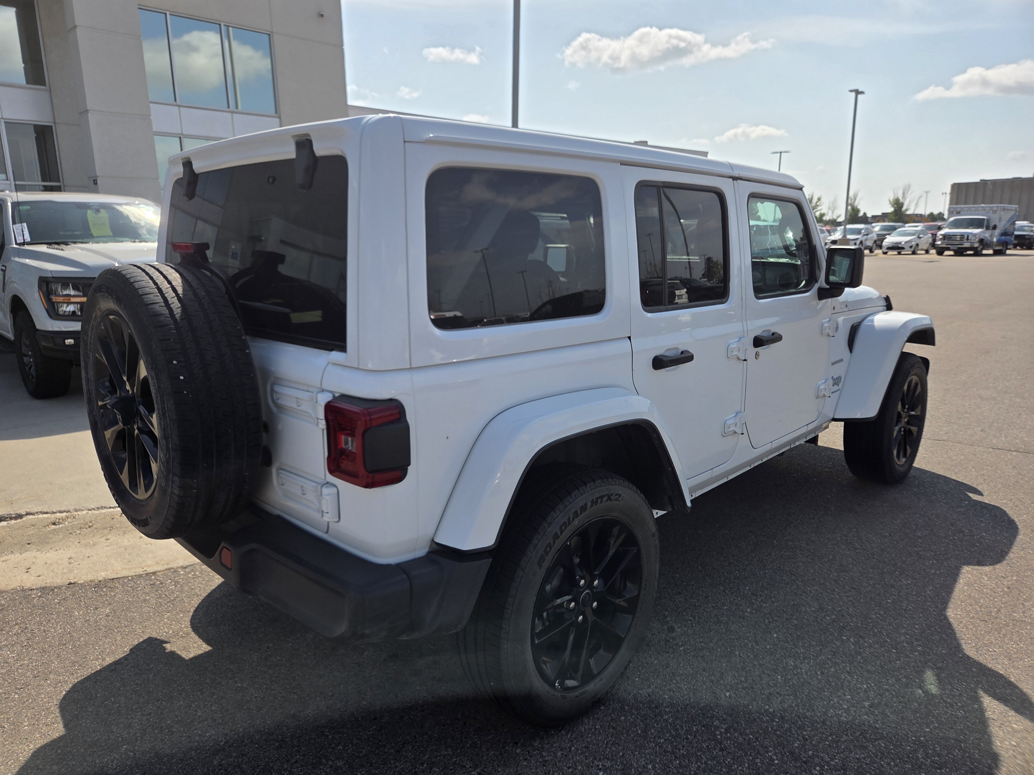 Used 2024 Jeep Wrangler Unlimited Sahara AWD/4WD image 5