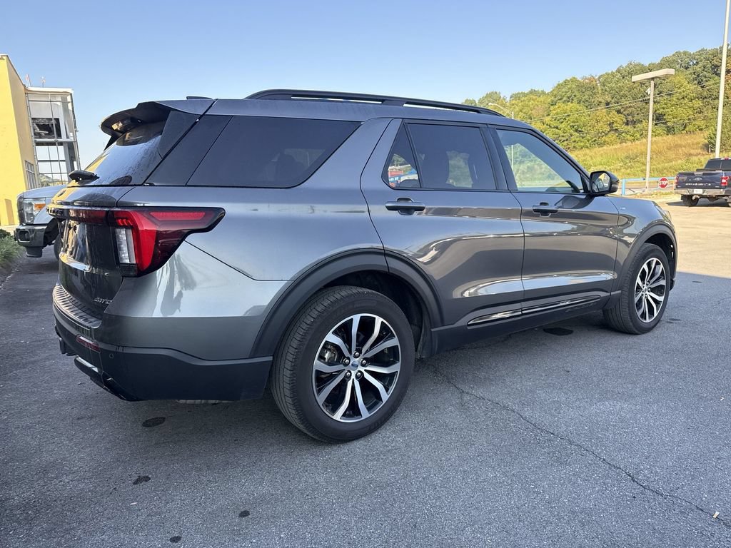 Certified 2025 Ford Explorer ST-Line AWD/4WD image 4