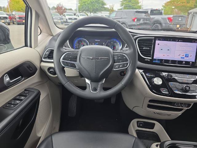 Used 2024 Chrysler Pacifica Touring-L FWD image 8