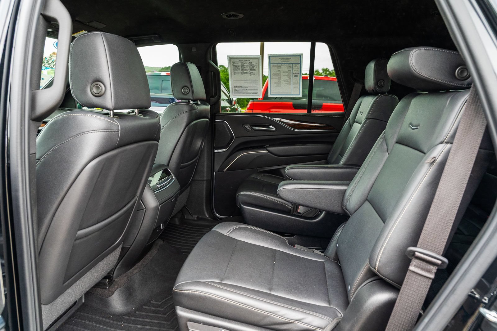 Used 2024 Cadillac Escalade Luxury w/ LPO, Floor Liner Package AWD/4WD image 19