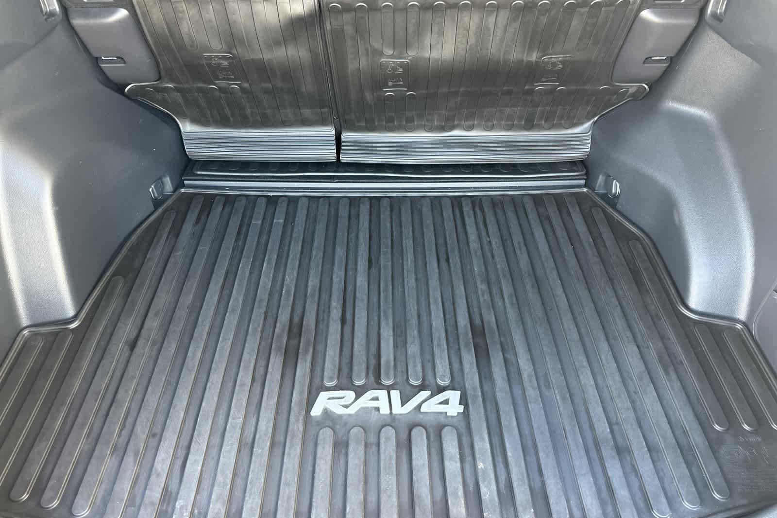 Used 2022 Toyota RAV4 XLE Premium AWD/4WD image 15