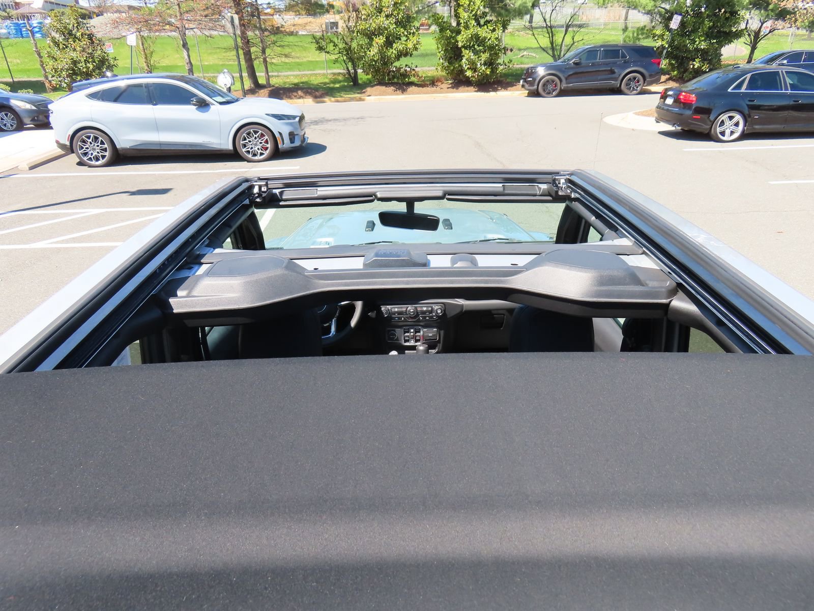 Used 2023 Jeep Wrangler Unlimited Sahara image 11