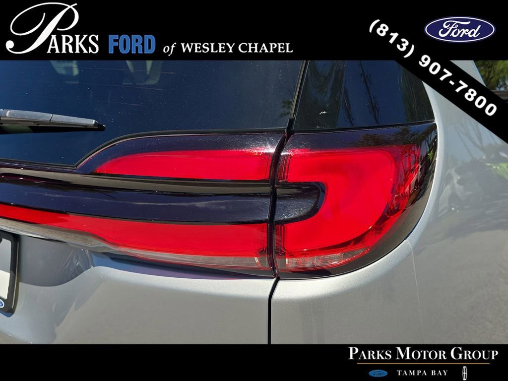 Used 2024 Chrysler Pacifica Touring-L FWD image 7
