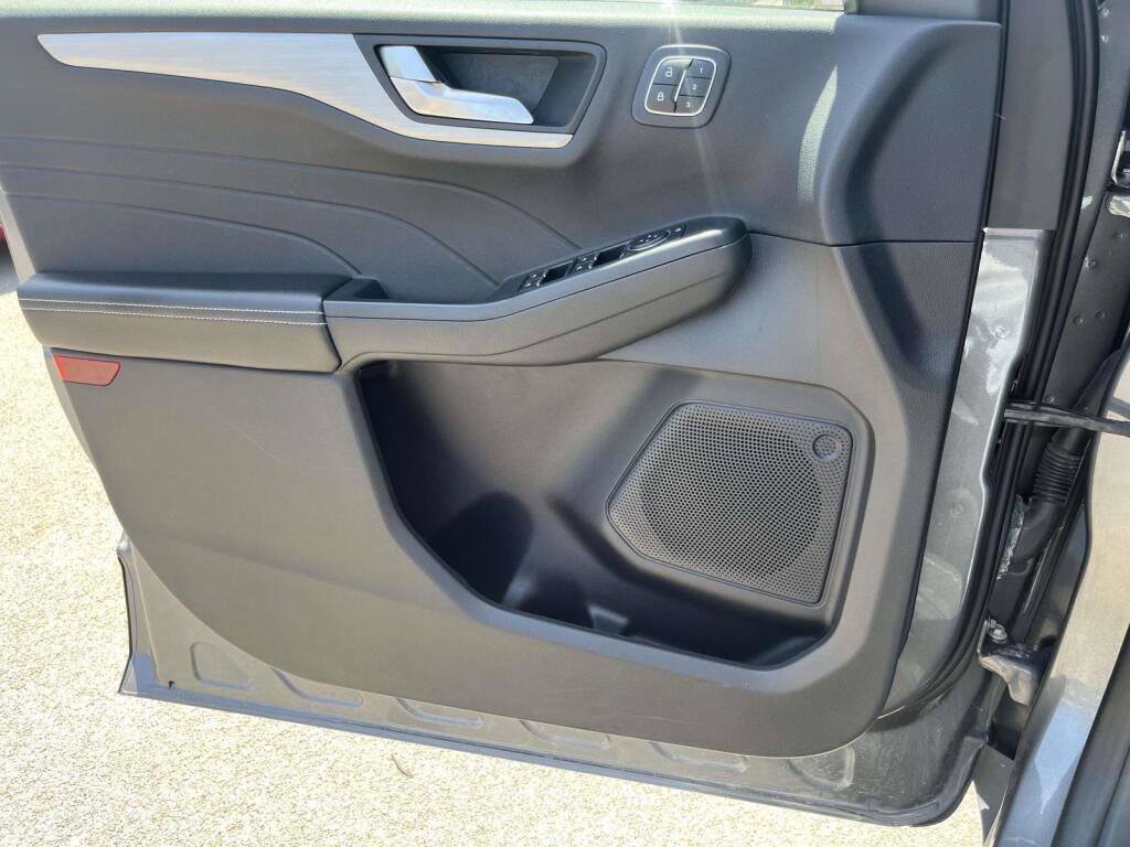 Certified 2024 Ford Escape Platinum AWD/4WD image 32