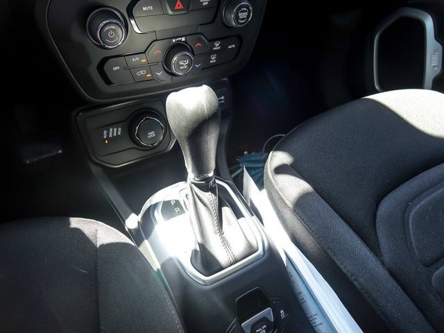 Used 2020 Jeep Renegade Latitude w/ Cold Weather Group AWD/4WD image 23