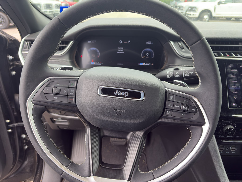 Used 2025 Jeep Grand Cherokee L Laredo RWD image 6