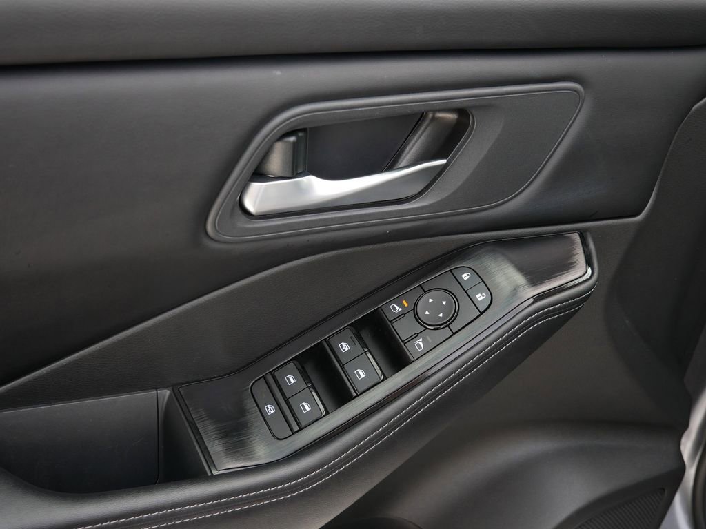Used 2025 Nissan Rogue SV AWD/4WD image 15