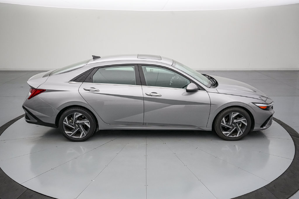 Used 2025 Hyundai Elantra SEL FWD image 3