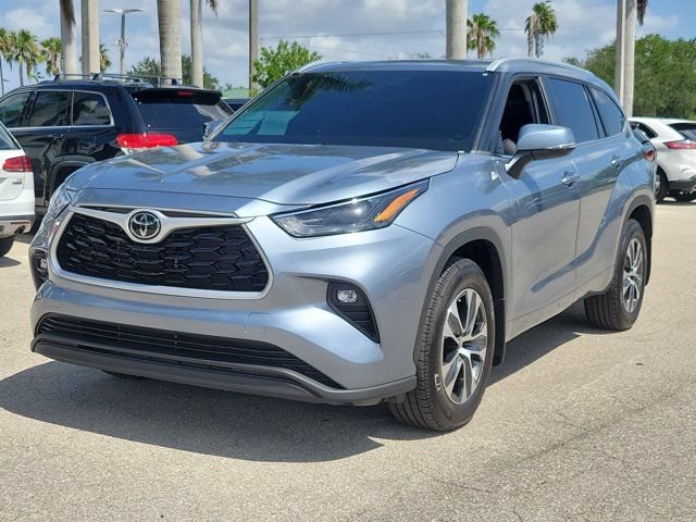 Used 2023 Toyota Highlander XLE FWD image 3