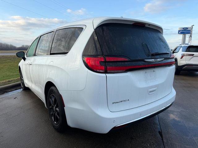 Used 2024 Chrysler Pacifica Touring-L image 3