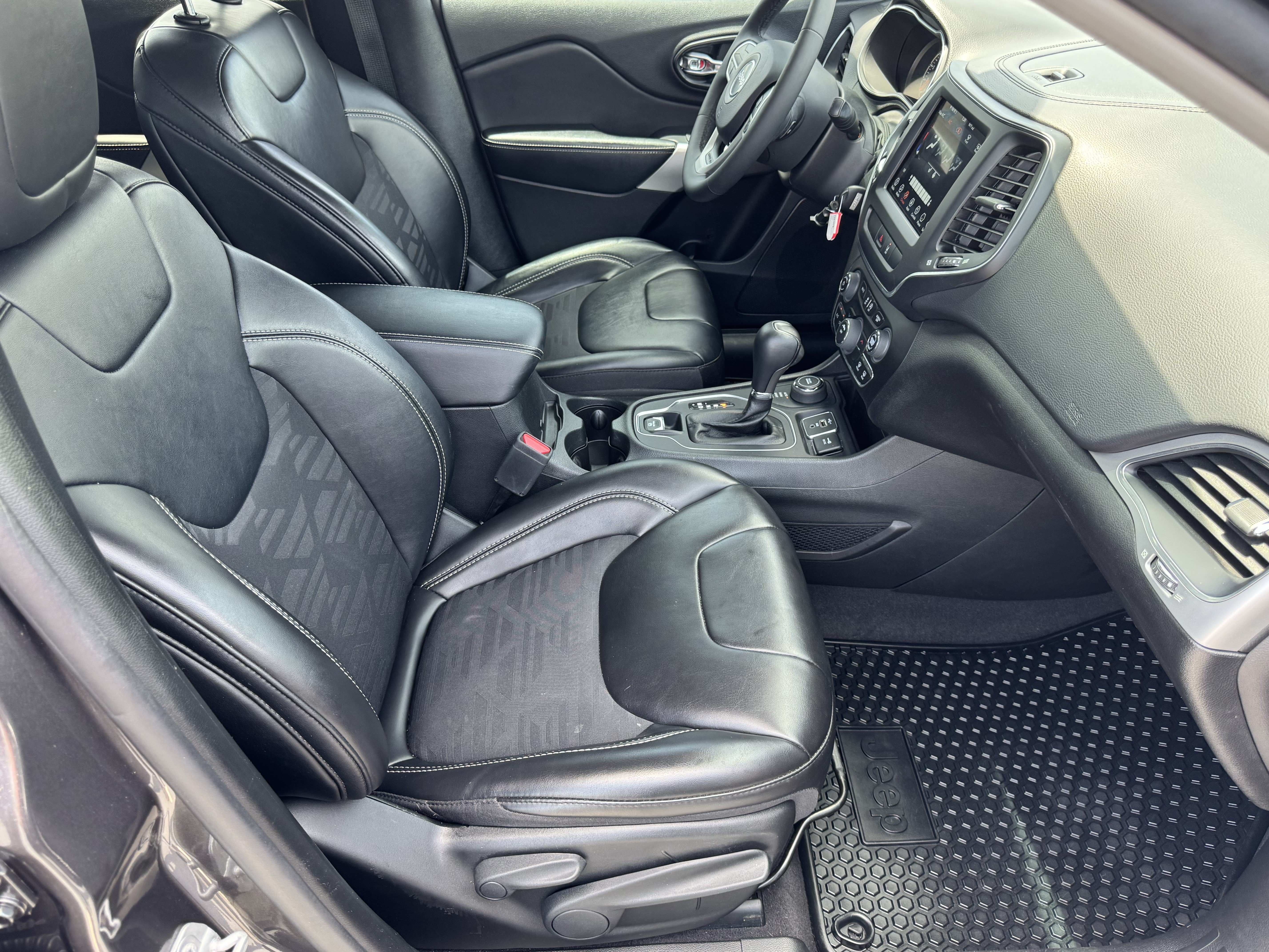 Used 2022 Jeep Cherokee Latitude AWD/4WD image 15