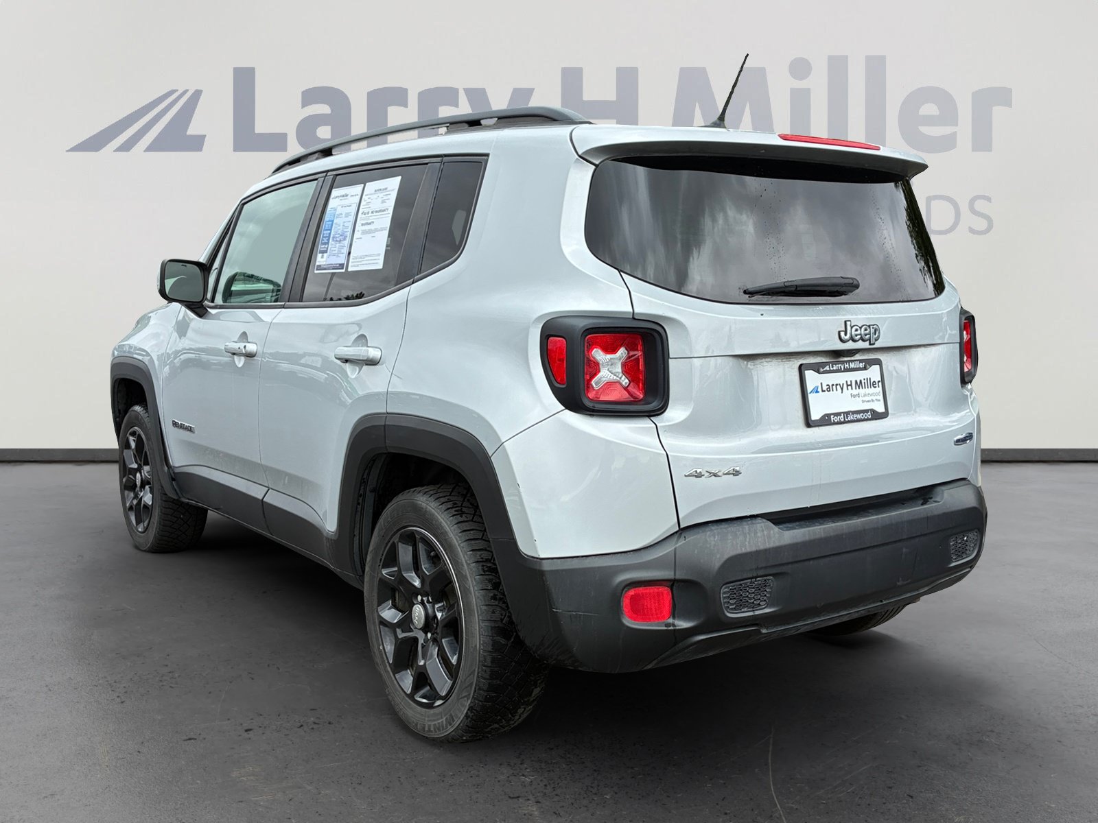 Used 2017 Jeep Renegade Latitude w/ Cold Weather Group AWD/4WD image 3