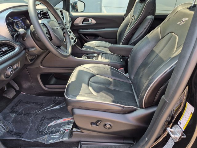 Used 2025 Chrysler Pacifica Limited FWD image 15