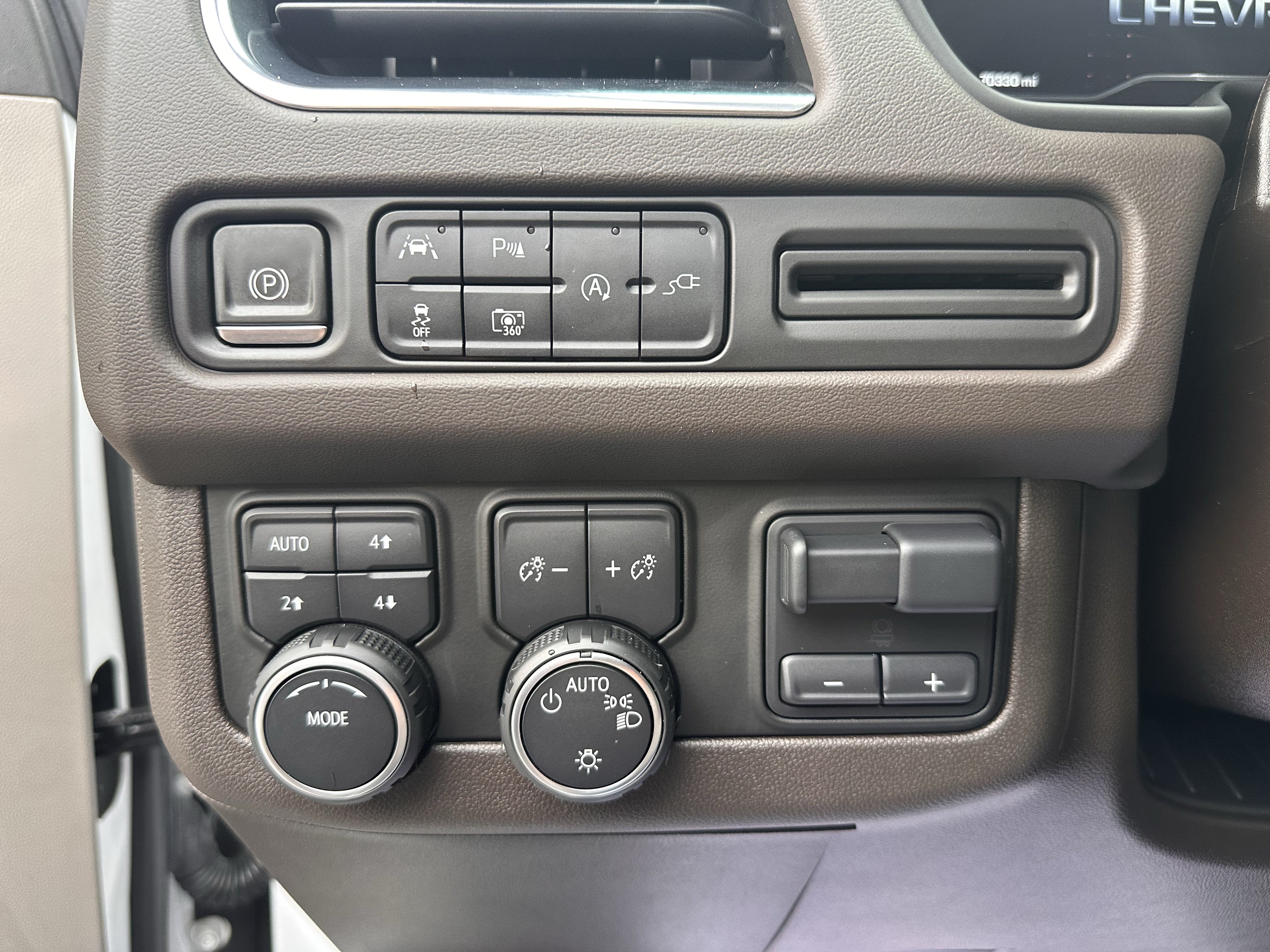 Used 2022 Chevrolet Suburban LT w/ LT Signature Package AWD/4WD image 19