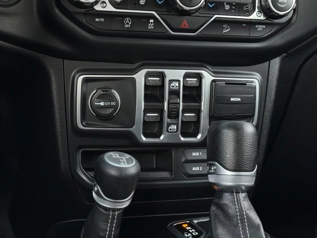 Used 2018 Jeep Wrangler Unlimited Sahara w/ Dual Top Group AWD/4WD image 14