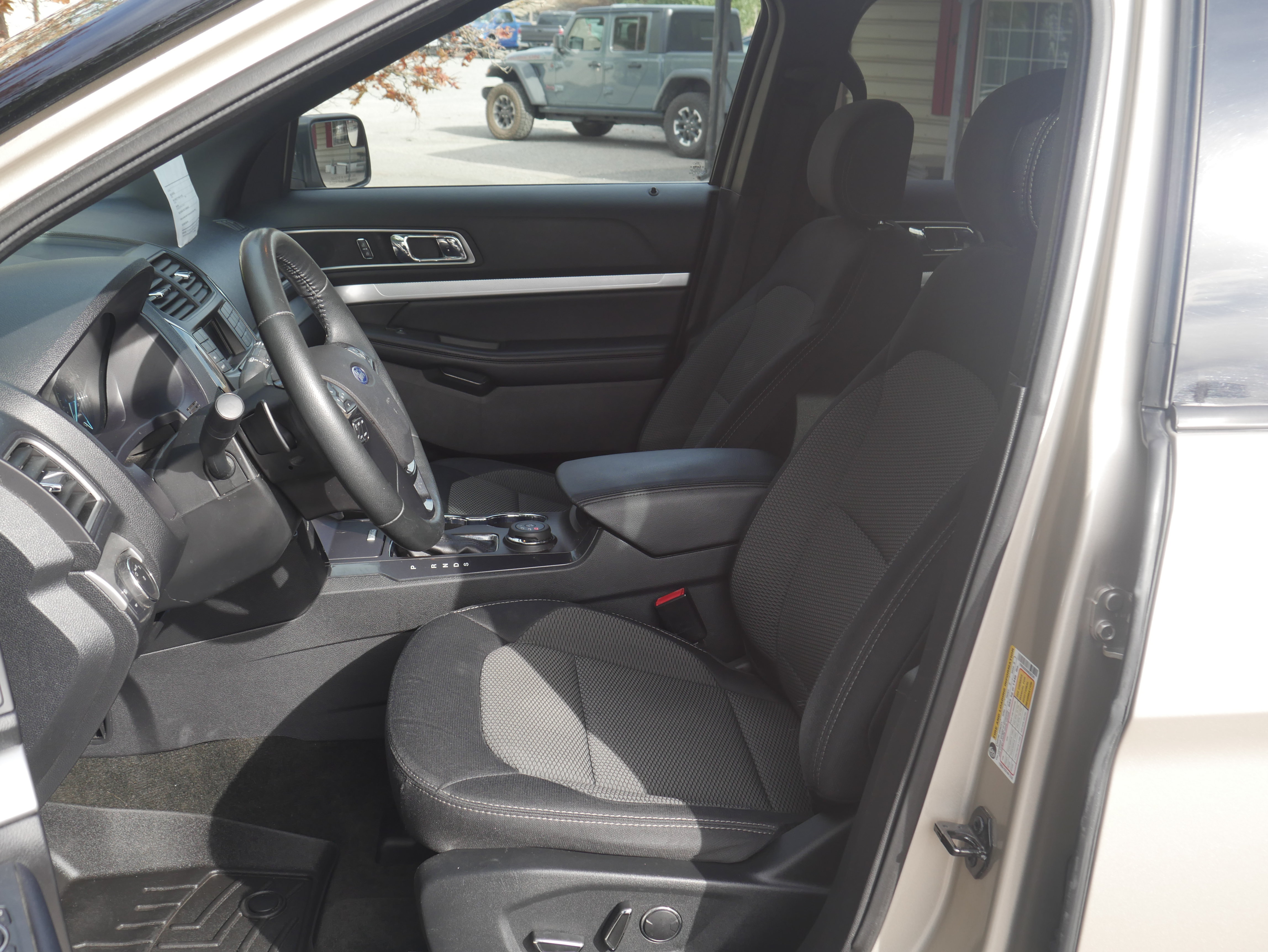 Certified 2017 Ford Explorer XLT AWD/4WD image 3