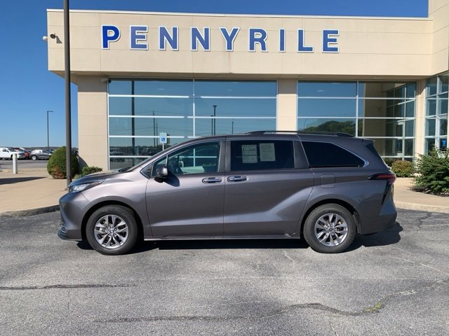 Used 2023 Toyota Sienna XLE image 2