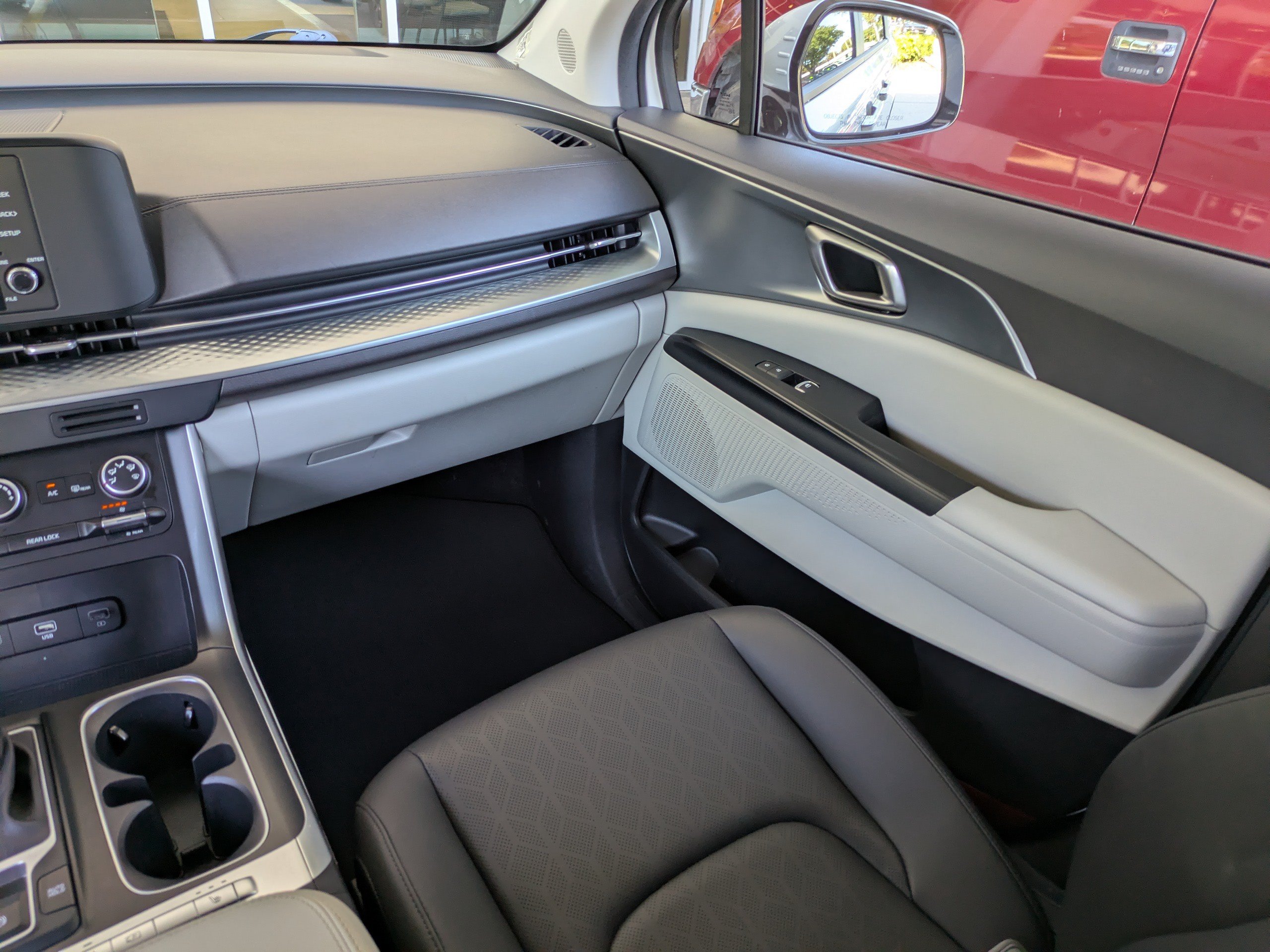 Used 2024 Kia Carnival LX FWD image 18
