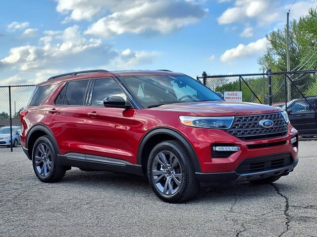 Certified 2024 Ford Explorer XLT w/ Equipment Group 202A AWD/4WD image 1