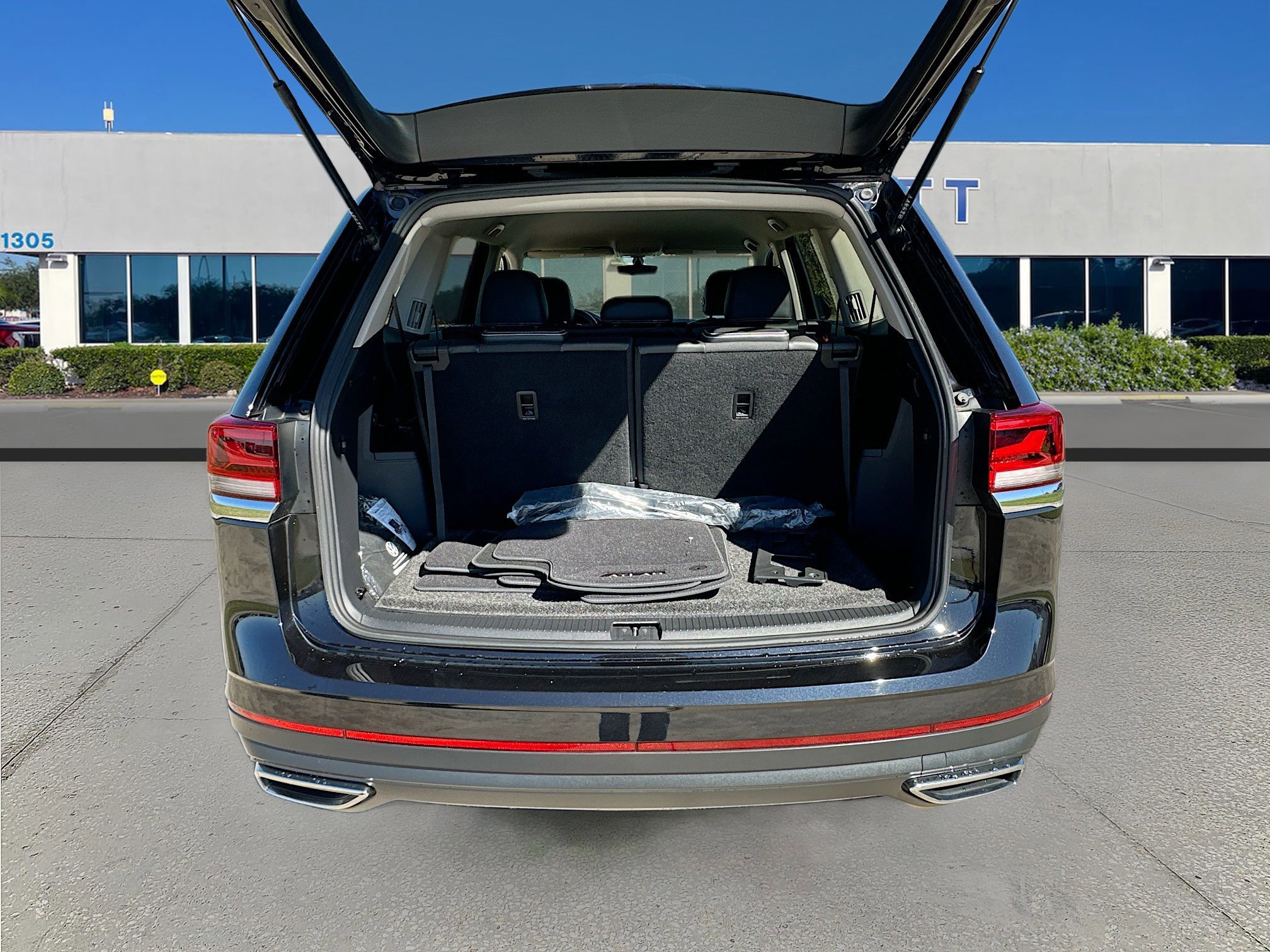 Used 2023 Volkswagen Atlas SE image 24