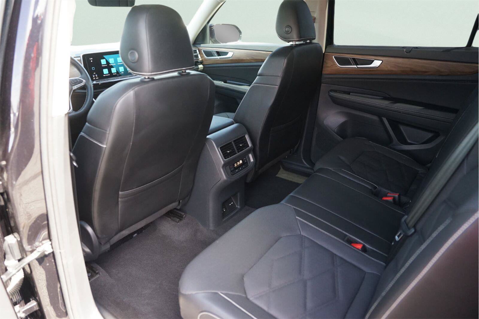 Used 2024 Volkswagen Atlas SE FWD image 11