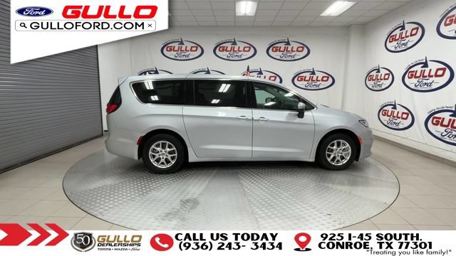 Used 2023 Chrysler Pacifica Touring-L FWD image 9