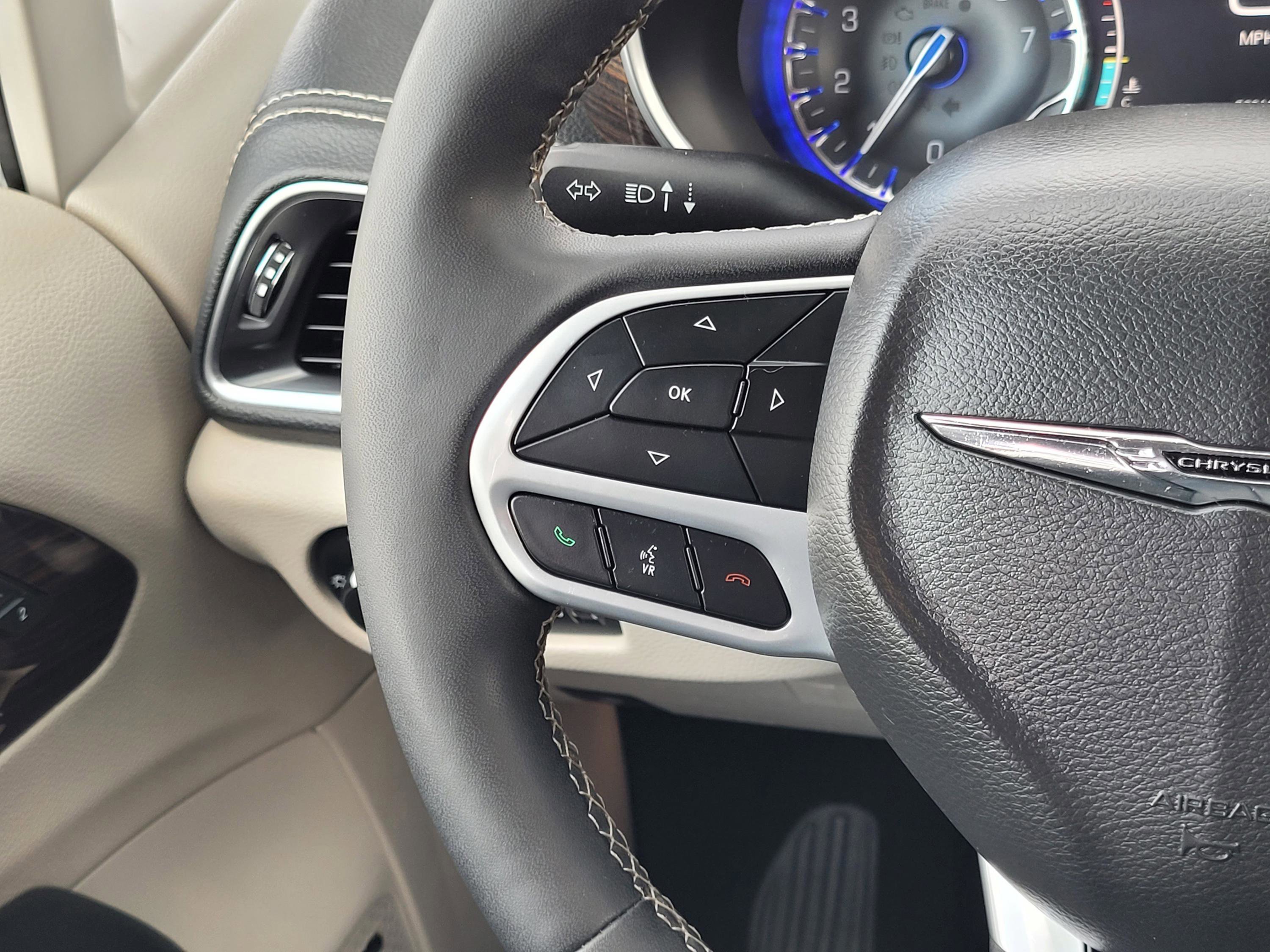 Used 2022 Chrysler Pacifica Limited FWD image 14
