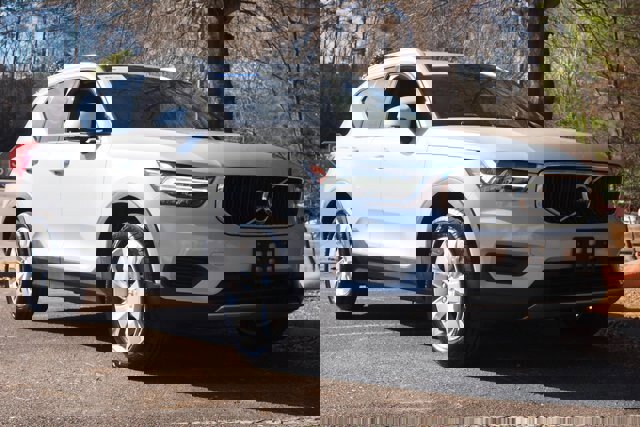 Used 2020 Volvo XC40 T4 Momentum image 7
