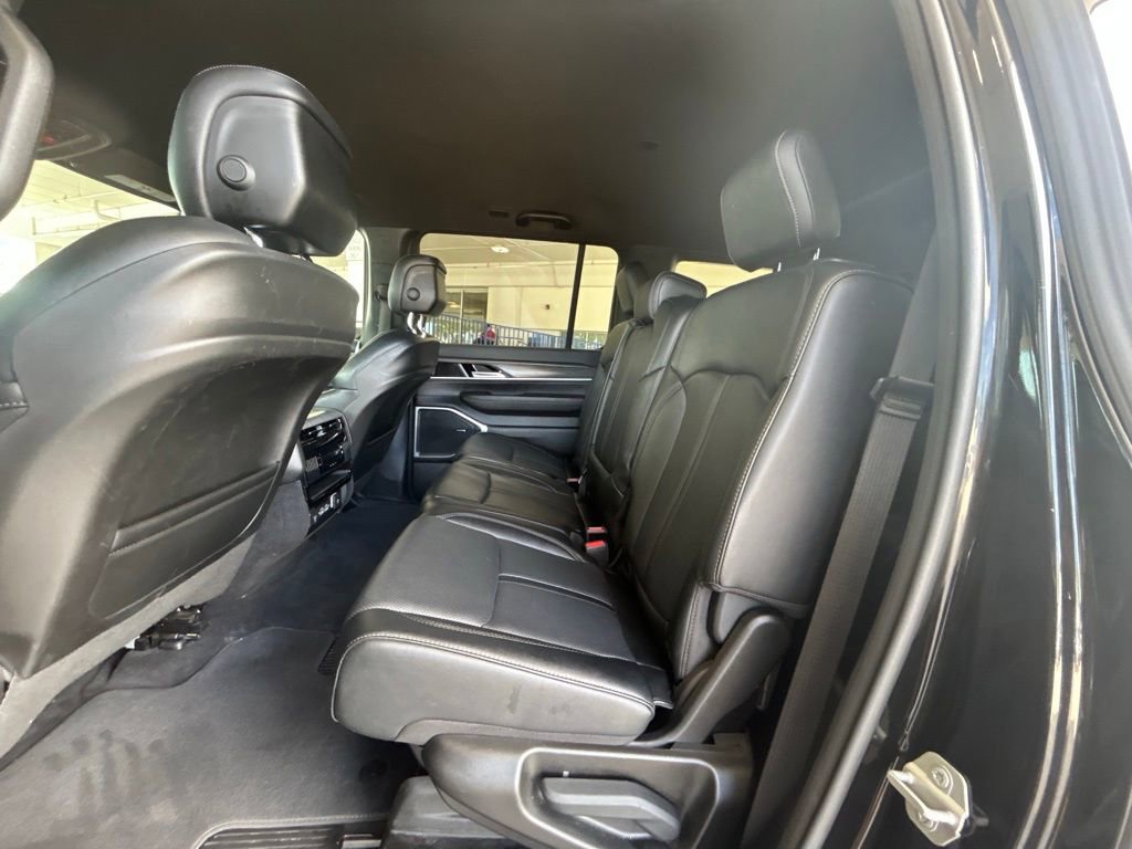 Used 2024 Jeep Wagoneer L Series II w/ Flexible Seating Group AWD/4WD image 32