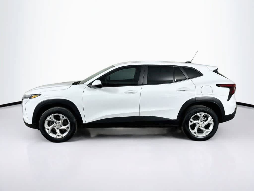 Used 2024 Chevrolet Trax LS w/ LS Convenience Package FWD image 3