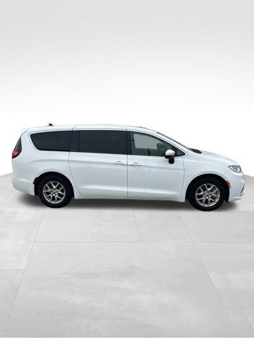 Used 2023 Chrysler Pacifica Touring-L FWD image 1