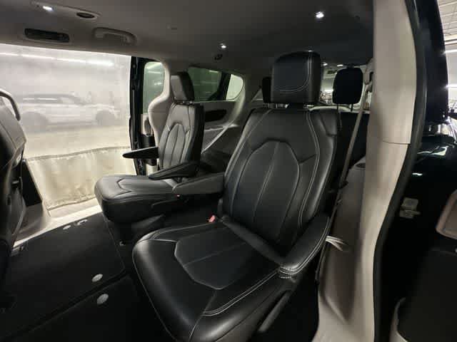 Used 2023 Chrysler Pacifica Touring-L FWD image 18