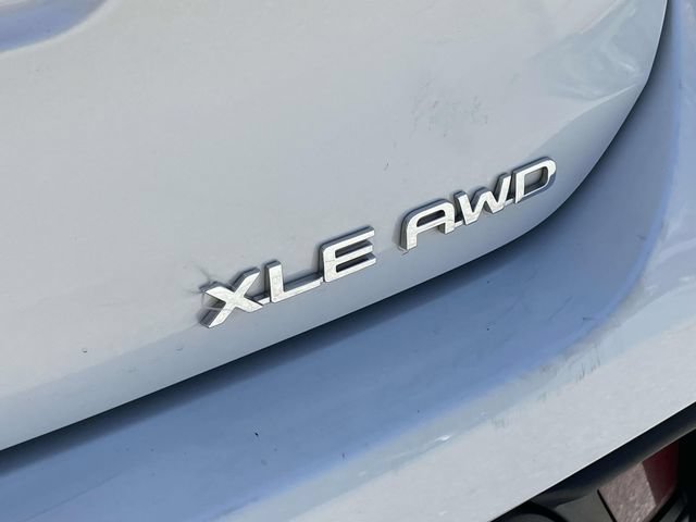 Used 2021 Toyota Highlander XLE AWD/4WD image 11