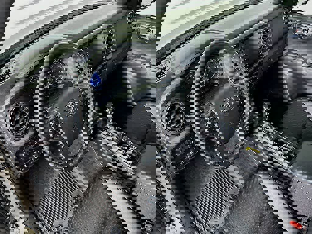 Used 2022 Toyota Tacoma TRD Sport image 9