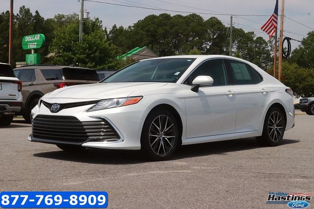 Used 2023 Toyota Camry XLE FWD image 3