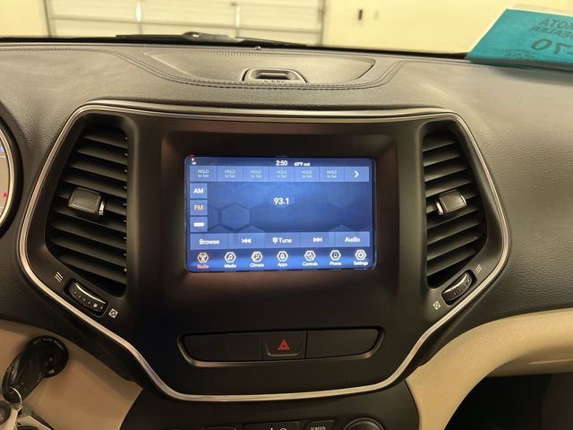 Used 2020 Jeep Cherokee Latitude w/ Cold Weather Group AWD/4WD image 14