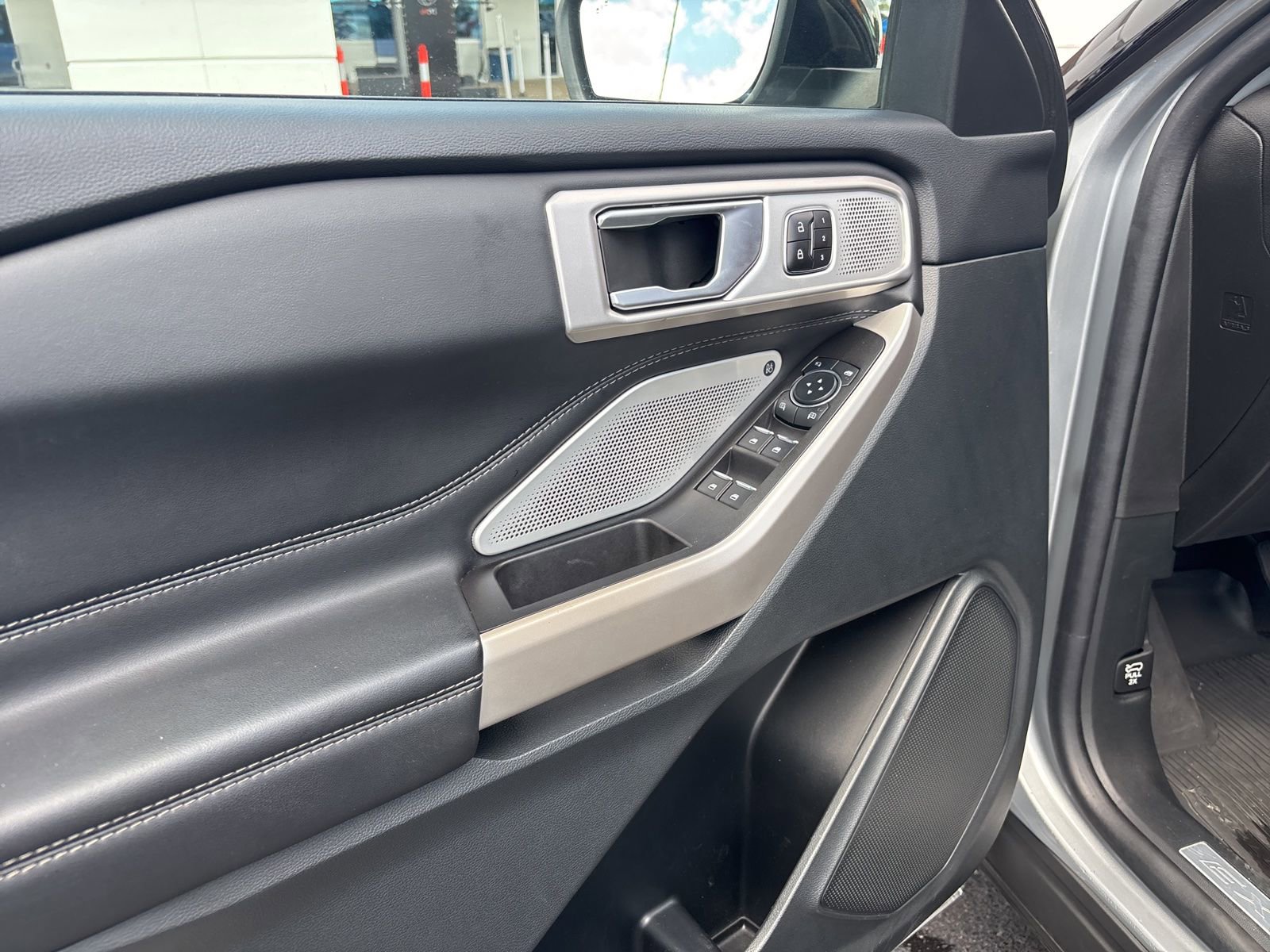 Certified 2023 Ford Explorer Limited w/ Limited Technology Package RWD image 5