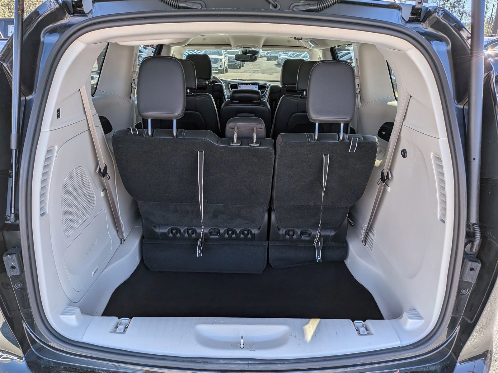 Used 2022 Chrysler Pacifica Touring-L w/ Uconnect Theater Family Group image 7