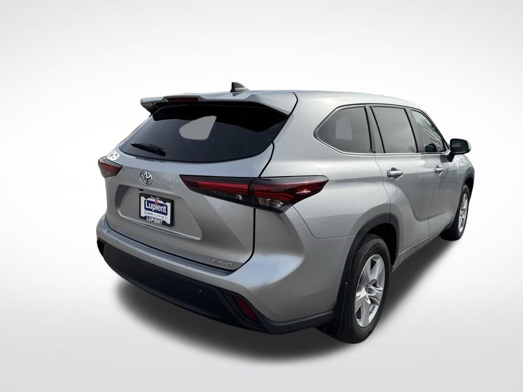 Used 2024 Toyota Highlander LE image 4