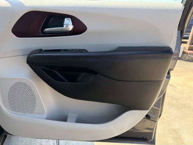 Used 2020 Chrysler Pacifica Limited w/ Advanced Safetytec Group FWD image 17