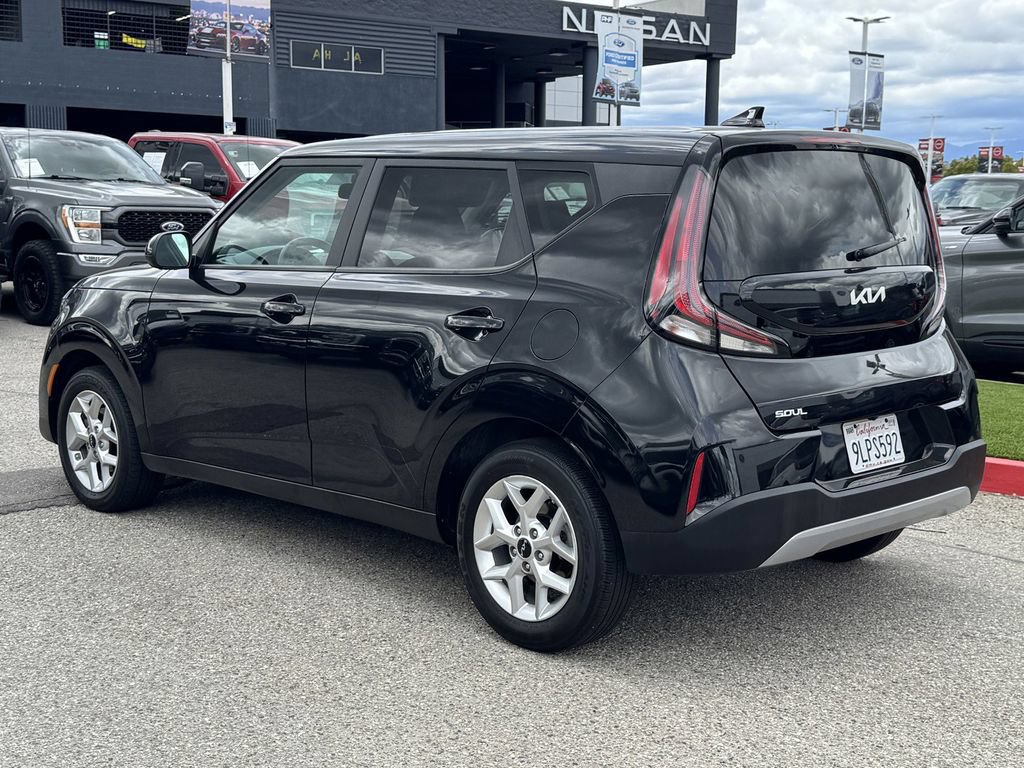 Used 2024 Kia Soul LX w/ Option Group 015 FWD image 4