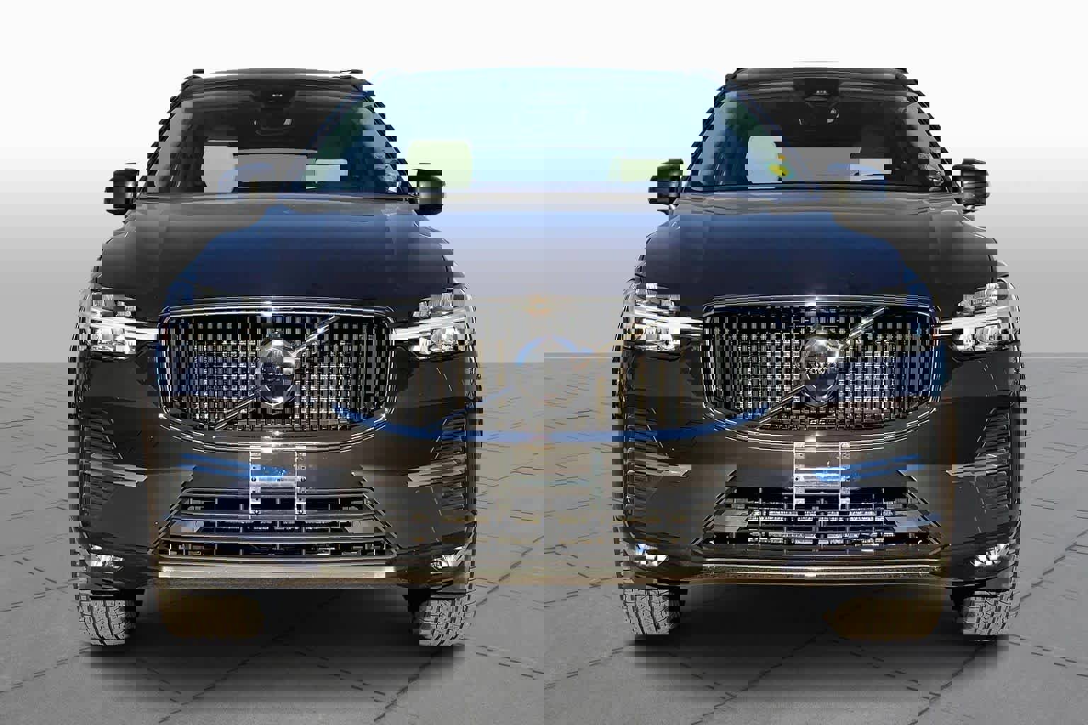 Used 2022 Volvo XC60 B5 Momentum w/ Protection Package Premier image 3